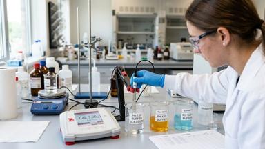 Máy đo pH cầm tay & để bàn: Hướng dẫn chọn mua, sử dụng và hiệu chuẩn chuẩn chuyên gia