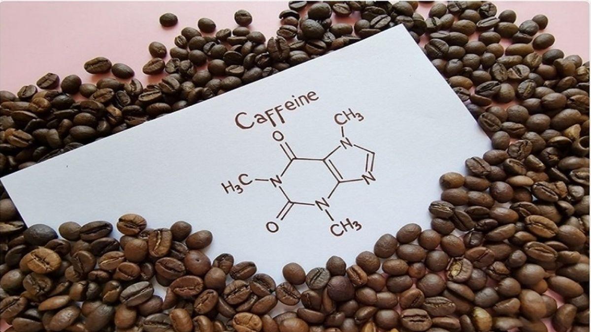 Cấu trúc phân tử Caffeine dạng không gian 3D cùng dạng tinh thể trắng