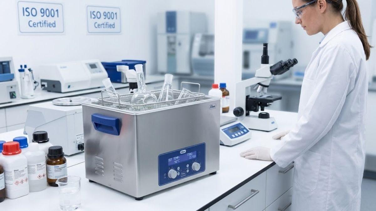 Bể rửa siêu âm Elma Schmidbauer đặt trong phòng thí nghiệm đạt chuẩn ISO