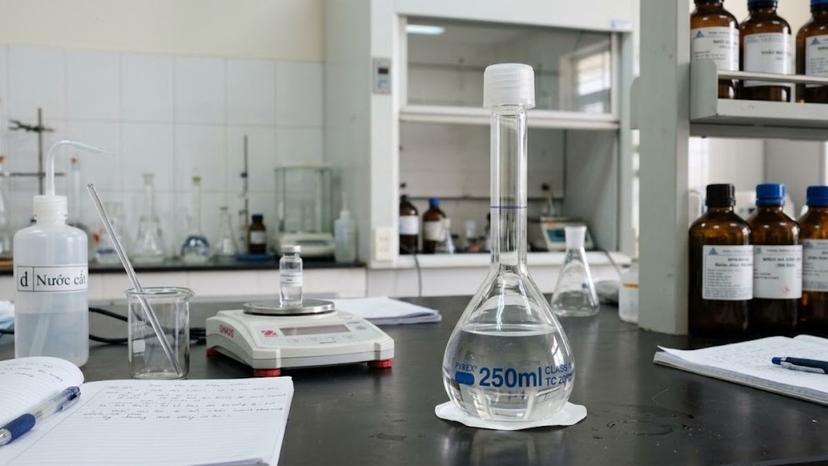 Bình định mức thủy tinh Class A 250ml có nắp đậy nhựa PE trên bàn thí nghiệm