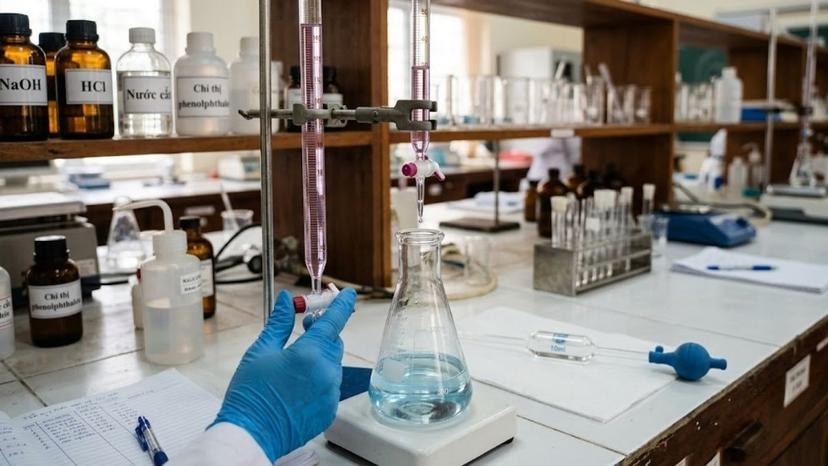 Bộ dụng cụ thủy tinh phòng lab gồm bình tam giác, pipet và buret