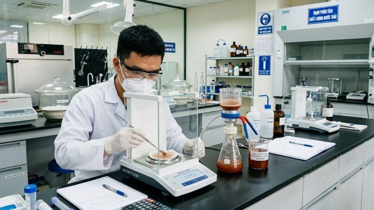 Quy trình lọc trọng lực sử dụng phễu thủy tinh và giấy lọc xếp nếp