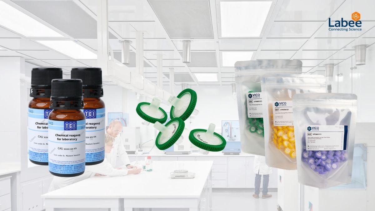 Các lọ Vial thủy tinh màu nâu (amber) nắp xanh và màng lọc syringe filter nhiều màu sắc