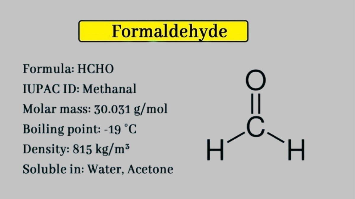 Kỹ sư hóa chất đo chỉ số khúc xạ và pH của dung dịch Formalin 37%