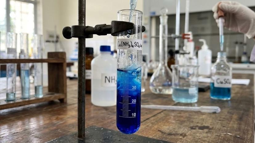 Phản ứng tạo phức màu xanh thẫm Tetraamminecopper(II) trong ống nghiệm