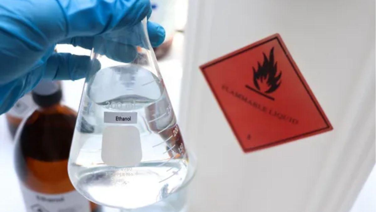 Kỹ sư hóa chất đo chỉ số khúc xạ và khối lượng riêng của Ethanol trong phòng lab
