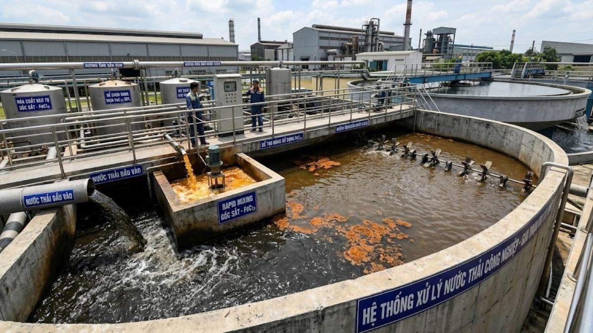Hệ thống bể xử lý nước thải công nghiệp sử dụng hóa chất keo tụ gốc sắt