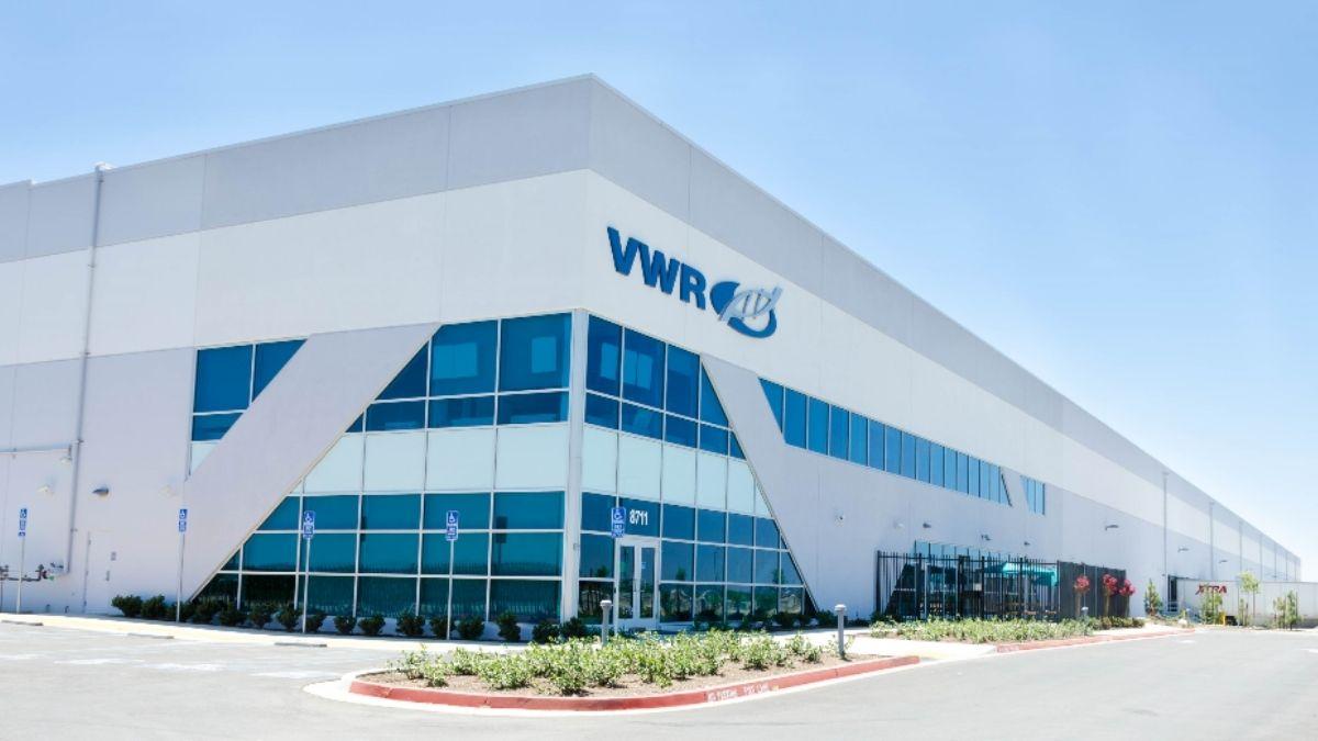 Toàn cảnh trung tâm nghiên cứu R&D hiện đại với logo thương hiệu VWR và Avantor