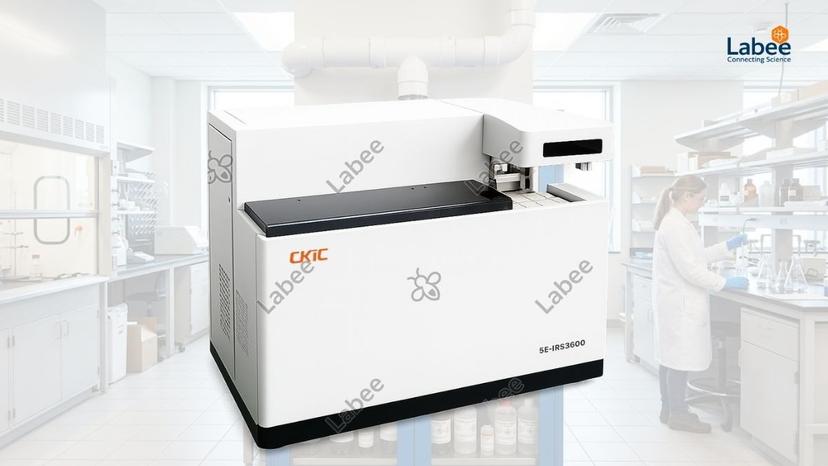 Máy phân tích lưu huỳnh bằng tia hồng ngoại 5E-IRS3600 với khay mẫu tự động 60 vị trí đang hoạt động trong phòng lab