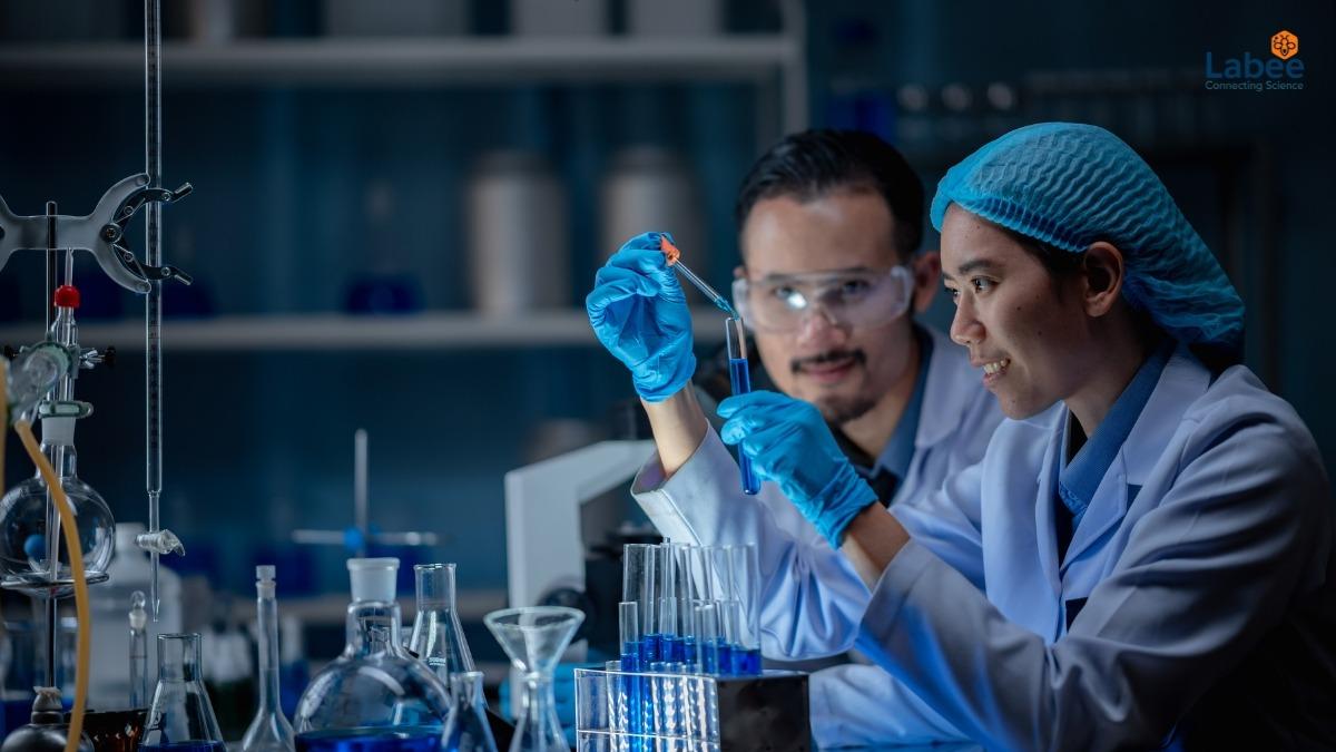 Một kỹ thuật viên đang quan sát vạch chia thể tích sắc nét trên bình định mức Class A của Supertek