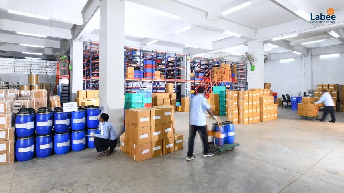 Các chuyên viên thu mua đang kiểm tra đối chiếu bộ hồ sơ chứng nhận COA/CQ gốc của một lô hóa chất và thiết bị vừa nhập kho