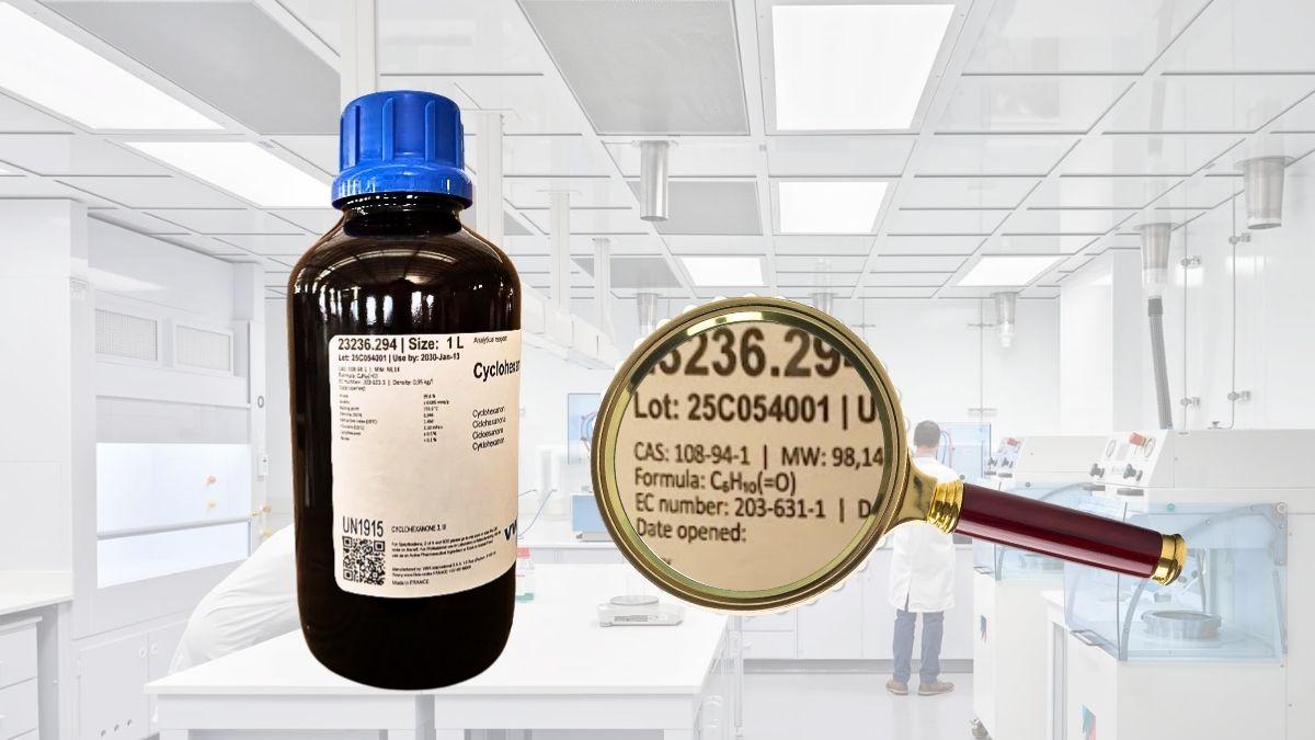 Kỹ sư QA/QC đang đối chiếu mã lô Lot Number trên chai hóa chất tinh khiết SRL với COA