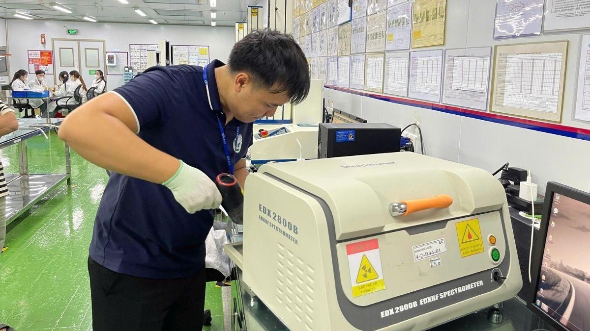 Hệ thống thiết bị phân tích RoHS trong phòng lab gồm máy XRF, ICP-MS và GC-MS