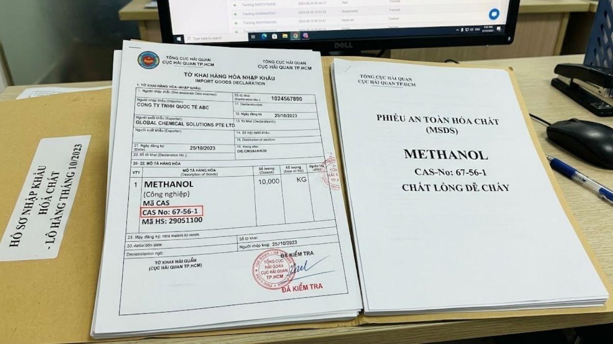 Bộ hồ sơ chứng từ hải quan nhập khẩu hóa chất có hiển thị tờ khai và mã CAS